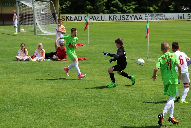 菲律宾一车辆被洪水冲走 致3人死亡2人失踪.